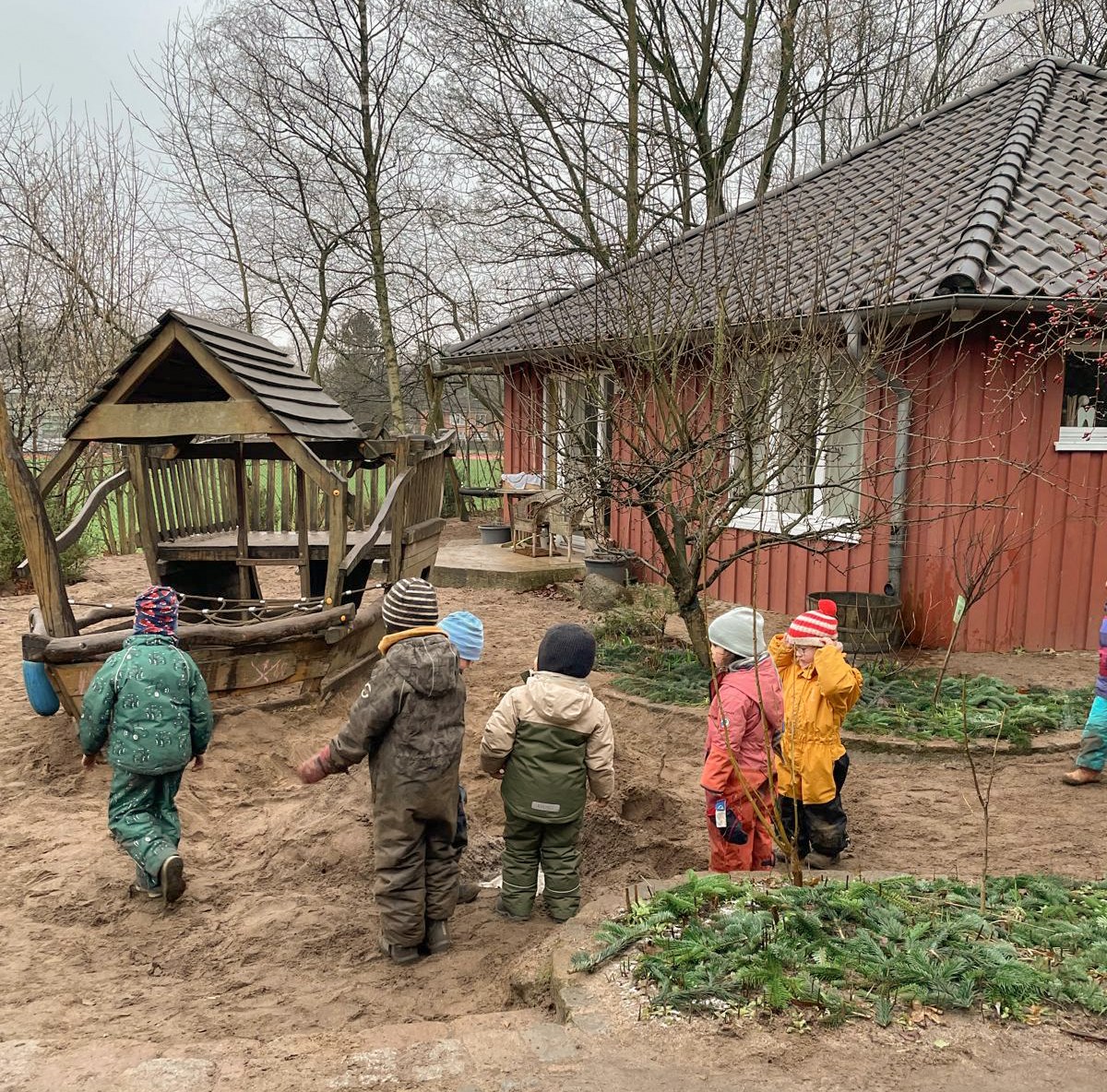 Kinder auf dem Außengelände